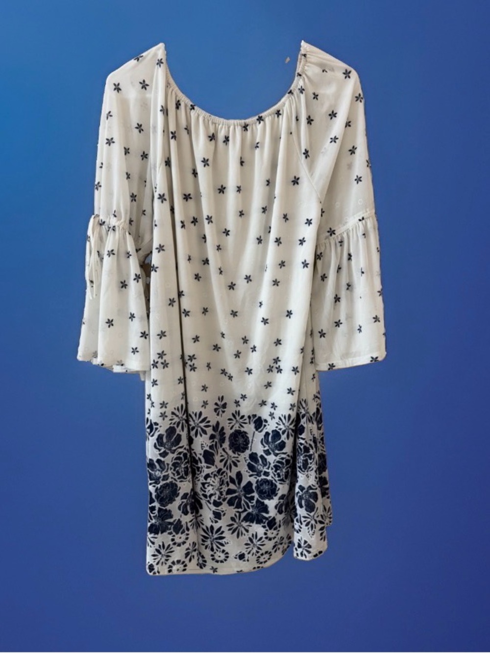 Siren Lily size Large Women’s White Floral Border Print Bell Sleeve Dress blue